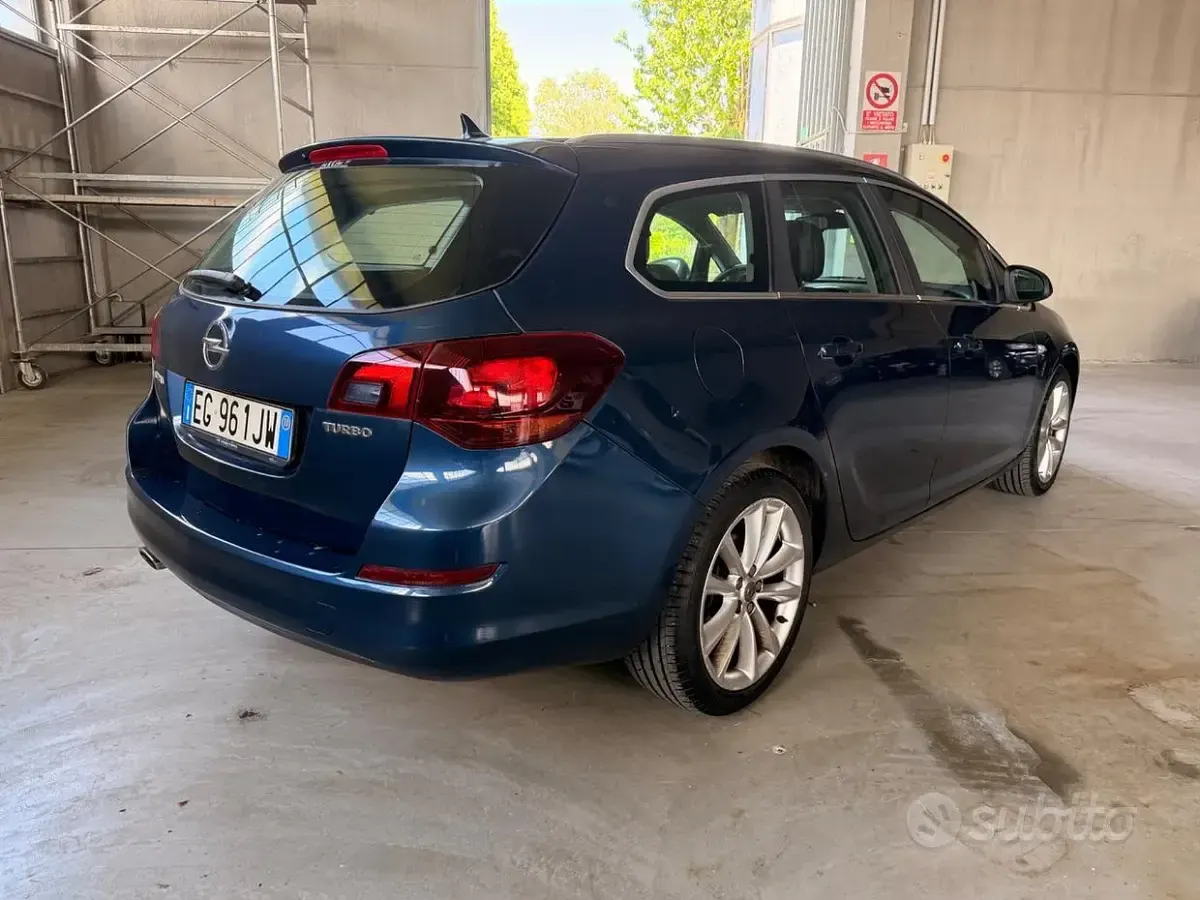 Gebraucht Opel Astra Cosmo 140 PS (102 kW) 2011 Blau Kombi