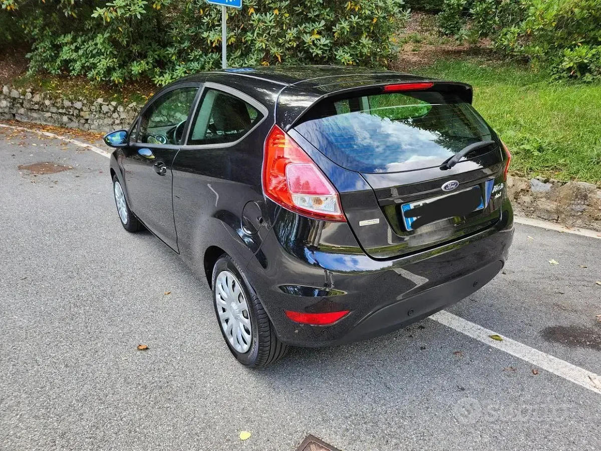 Usata Ford Fiesta 80 CV (58 kW) 2013 Nero Utilitaria
