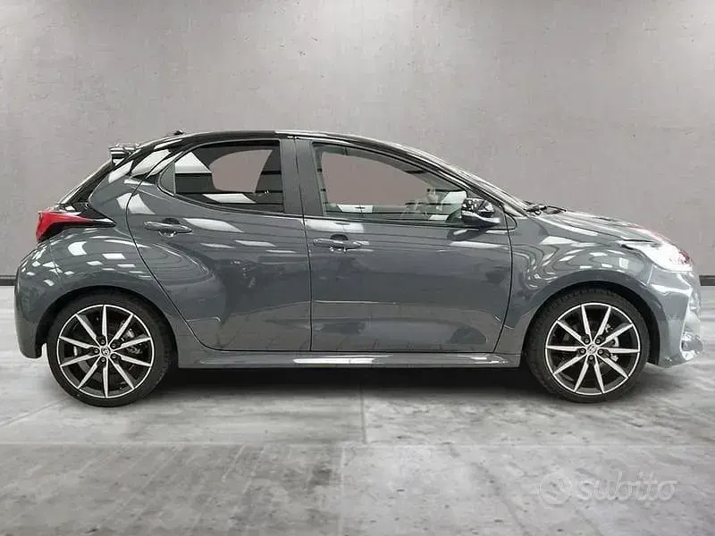 Usata Toyota Yaris Hybrid Sport 131 CV (96 kW) 2025 Grigio Berlina