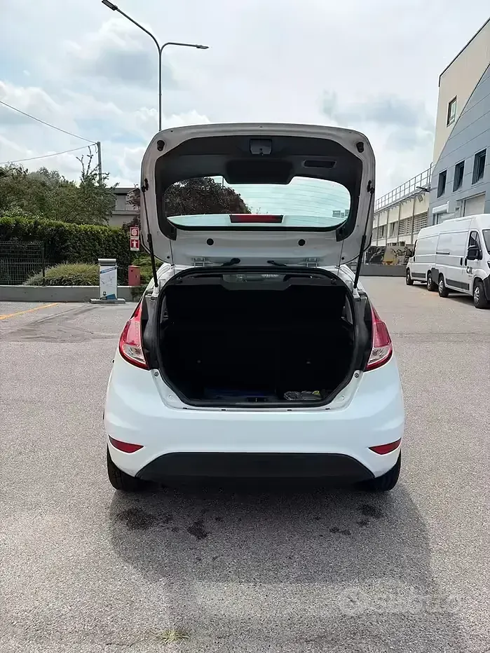 Usata Ford Fiesta 75 CV (55 kW) 2015 Bianco Utilitaria