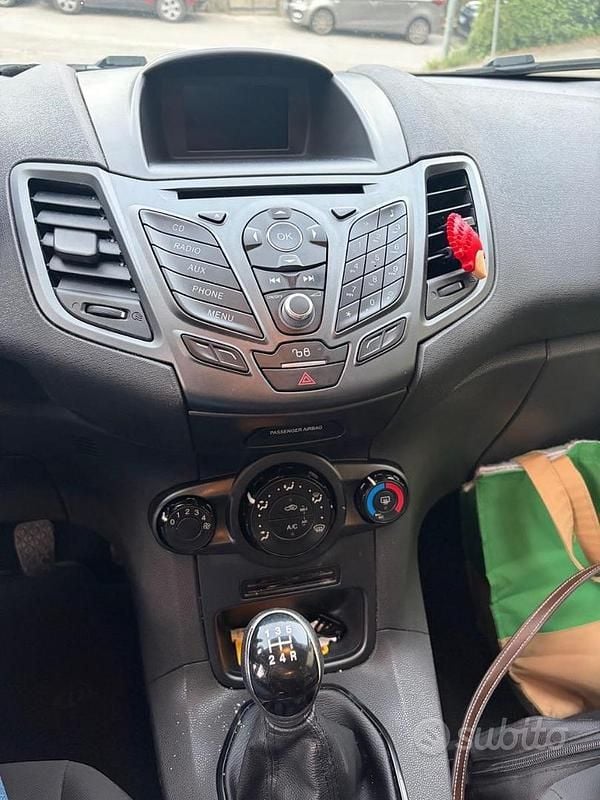 Usata Ford Fiesta 75 CV (55 kW) 2016 Grigio Utilitaria