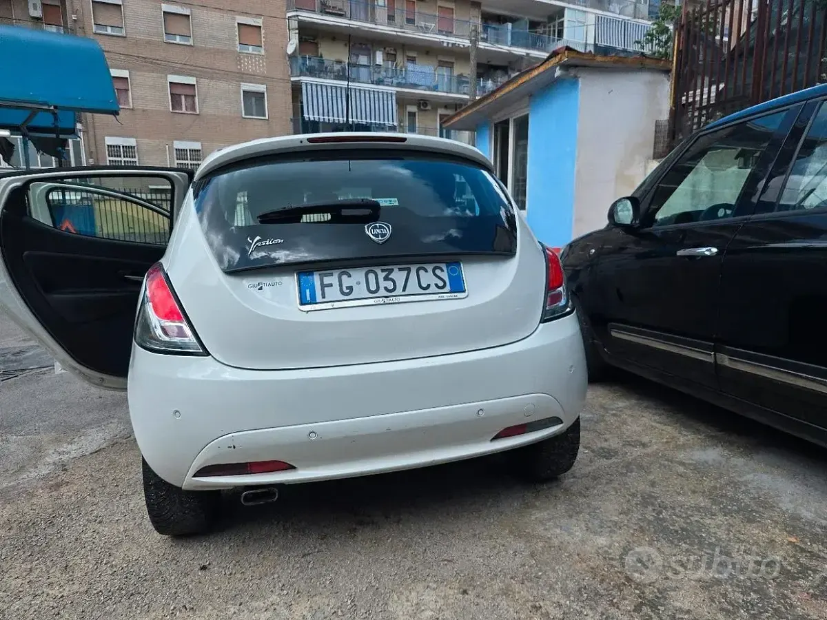 Usata Lancia Ypsilon 69 CV (50 kW) 2016 Bianco Utilitaria