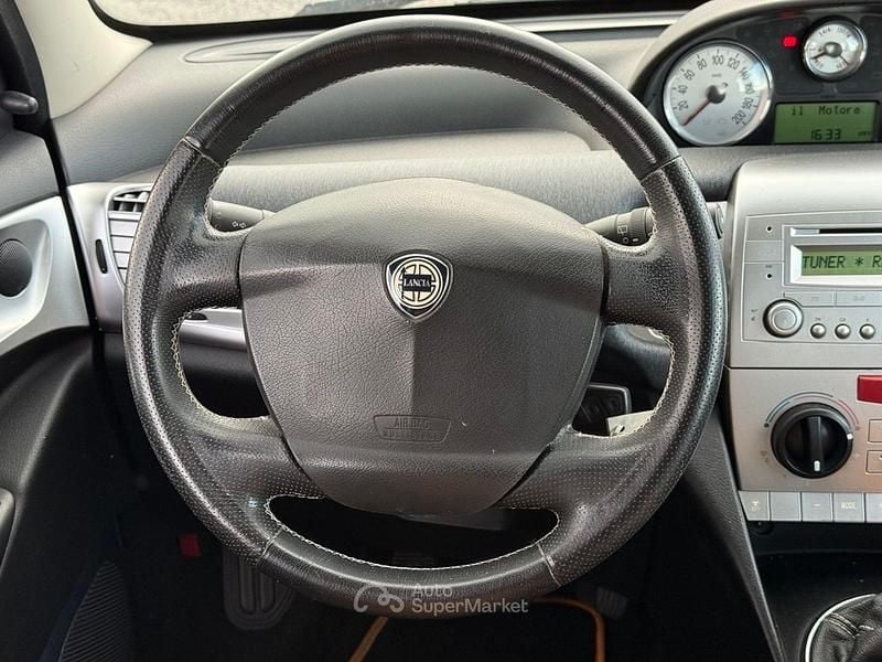 Usata Lancia Ypsilon 60 CV (44 kW) 2006 Arancione Utilitaria