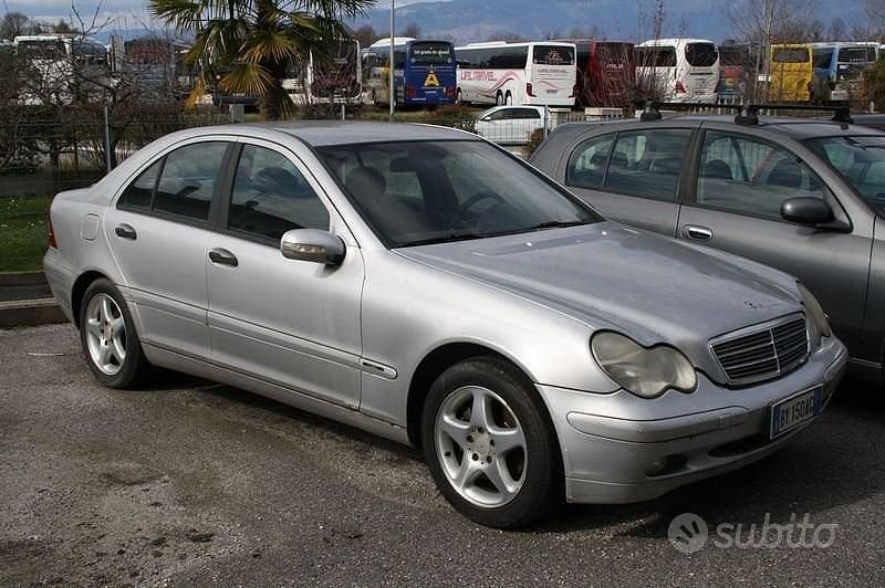Usata Mercedes C220 Elegance 143 CV (105 kW) 2001 Grigio Berlina