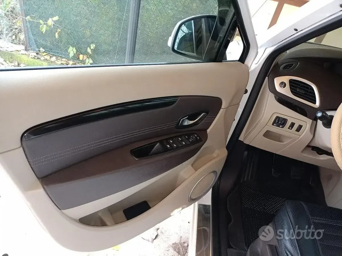 Usata Renault Scenic E-Tech 110 CV (80 kW) 2010 Bianco Monovolume