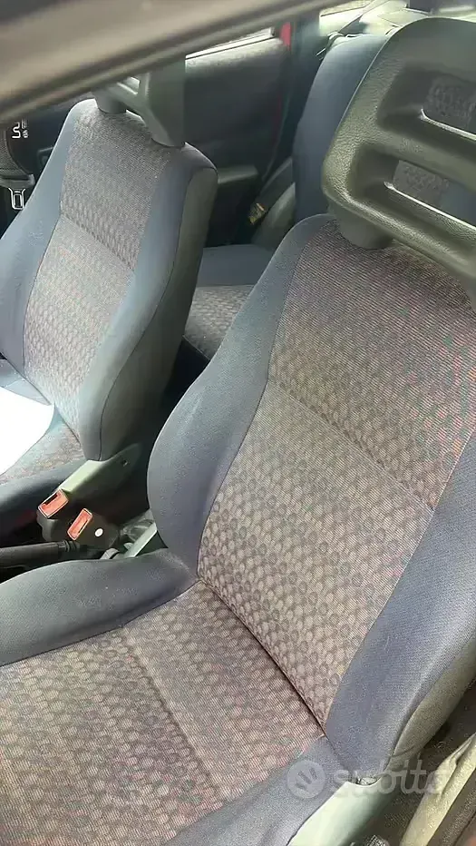 Begagnad Fiat Punto 54 HK (39 kW) 1998 Röd Sedan