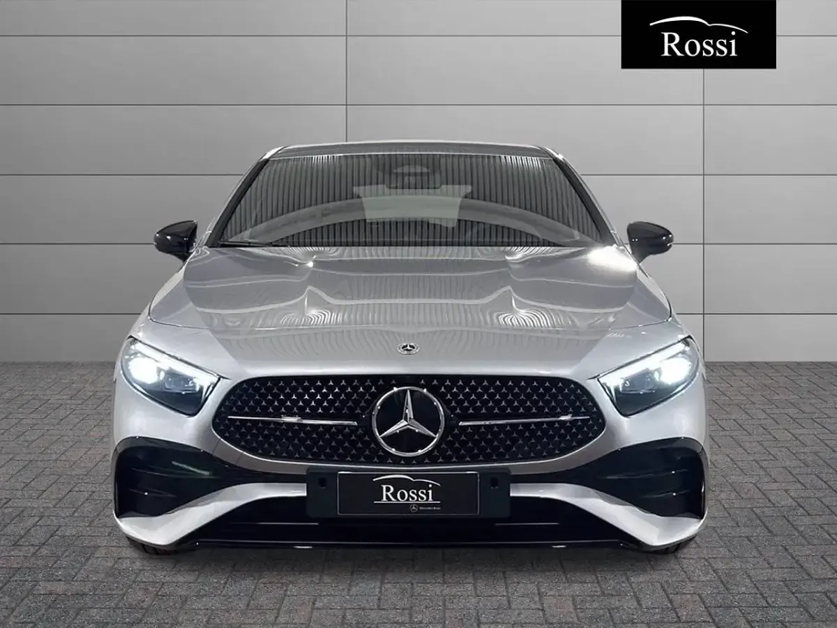 Nuova Mercedes A180 116 CV (85 kW) 2025 Grigio montagna Berlina