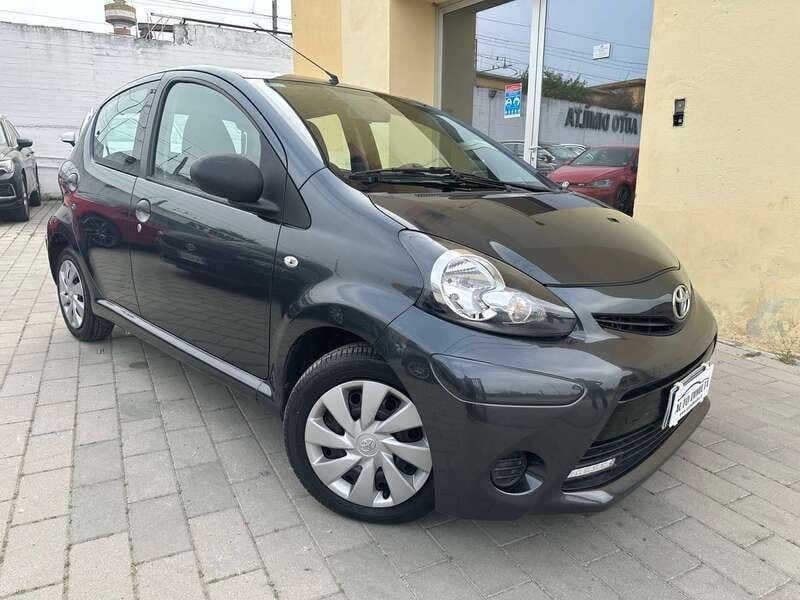 Grigio Usata 2014 Toyota Aygo Edition Due volumi | 7500 € (Buon prezzo) - Immagine 1/4