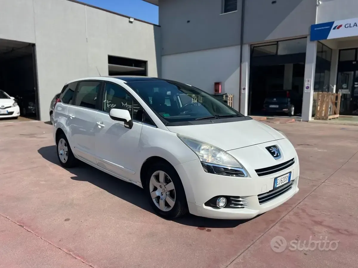 Usata Peugeot 5008 Family 112 CV (82 kW) 2011 Bianco Monovolume