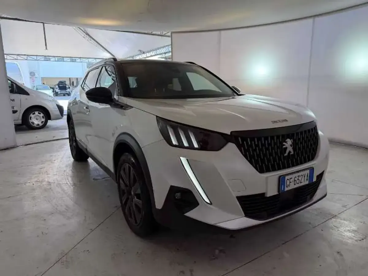 Usata Peugeot 2008 GT 131 CV (96 kW) 2022 Bianco madreperla SUV