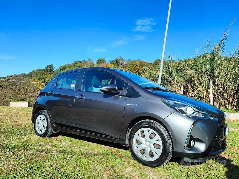 Usata Toyota Yaris Hybrid Active 73 CV (53 kW) 2018 Grigio Utilitaria