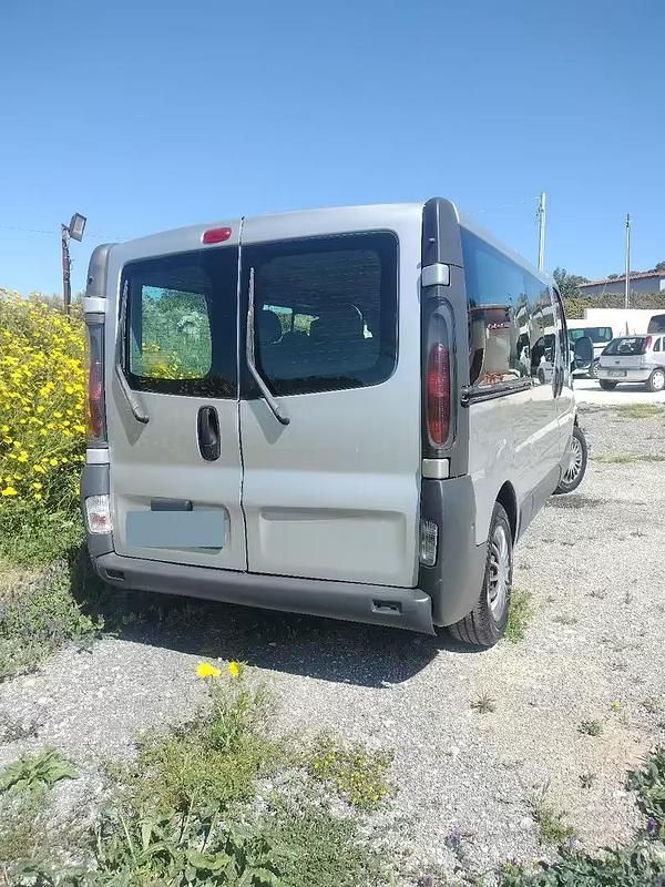 Usado Renault Traffic 100 CV (73 kW) 2005 Gris Monovolumen