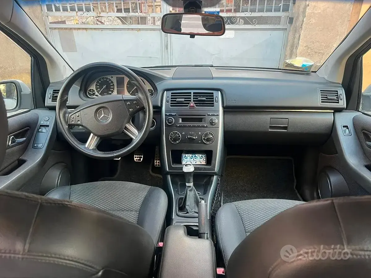 Usata Mercedes B180 109 CV (80 kW) 2009 Grigio Monovolume