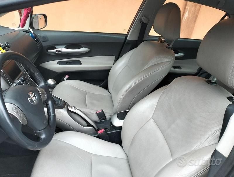 Usata Toyota Auris 126 CV (92 kW) 2007 Grigio Utilitaria