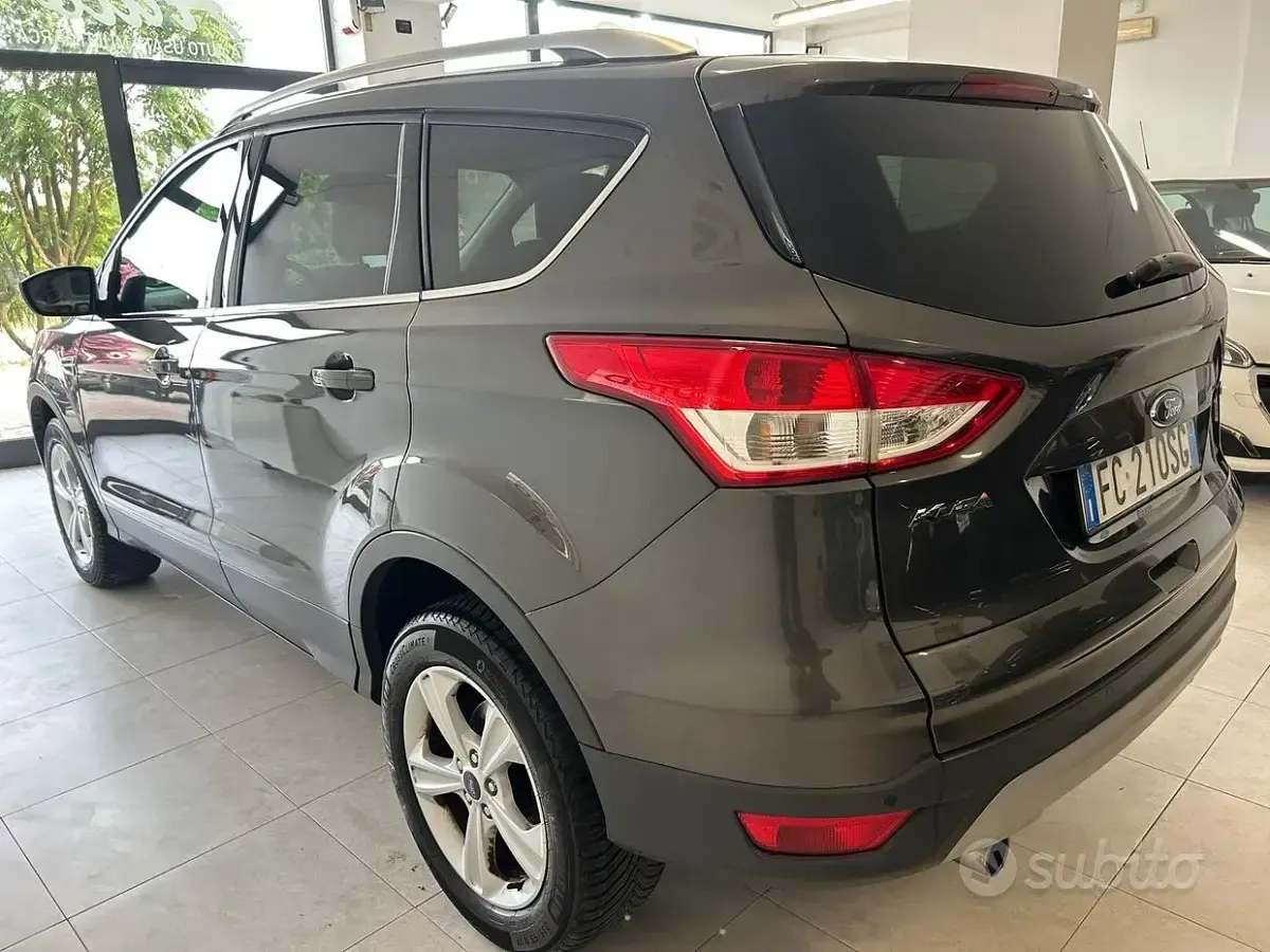 Usata Ford Kuga 120 CV (88 kW) 2016 Grigio SUV