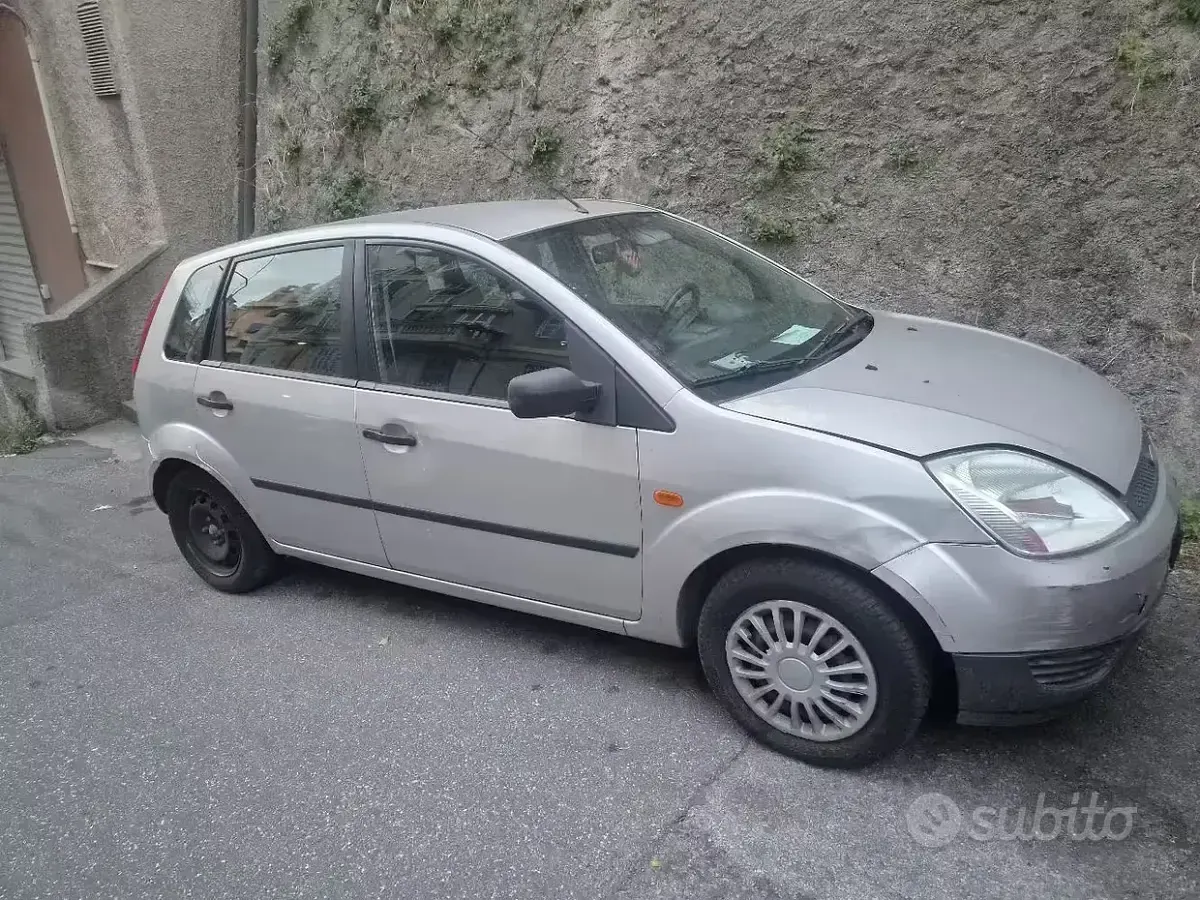 Usata Ford Fiesta 75 CV (55 kW) 2004 Grigio Utilitaria