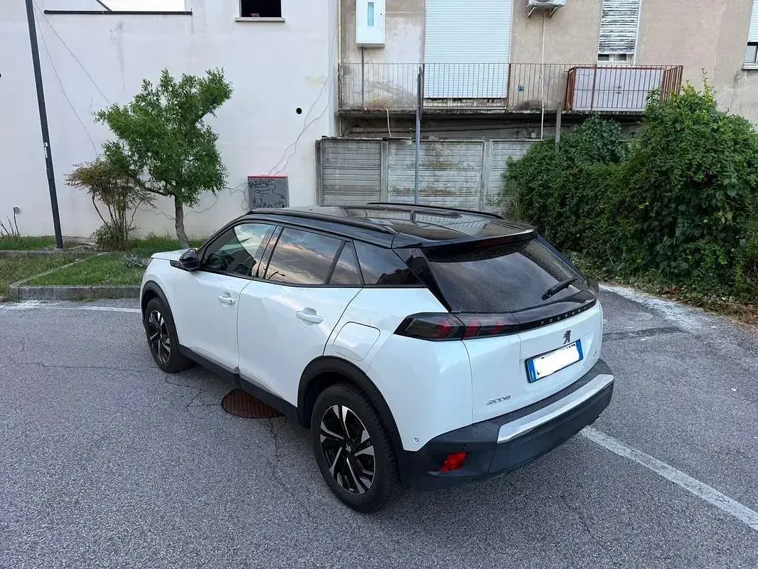 Usata Peugeot 2008 GT 131 CV (96 kW) 2021 Bianco SUV