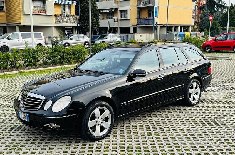 Nero Usata 2008 Mercedes E320 Station wagon | 4000 € - Immagine 1/4
