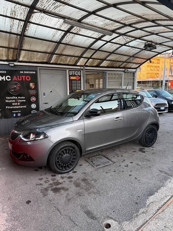 Usata Lancia Ypsilon Silver 69 CV (50 kW) 2022 Grigio Utilitaria