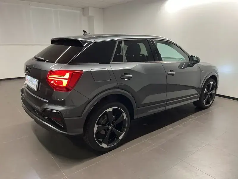 Neu Audi Q2 Ambiente 116 PS (85 kW) 2025 Grau SUV