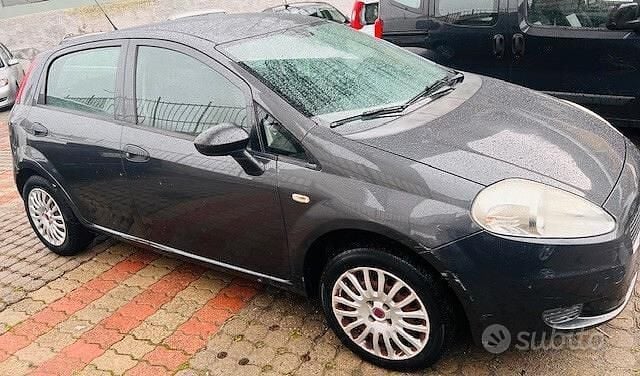 Grigio Usata 2010 Fiat Grande Punto Due volumi | 2800 € (Buon prezzo) - Immagine 1/4