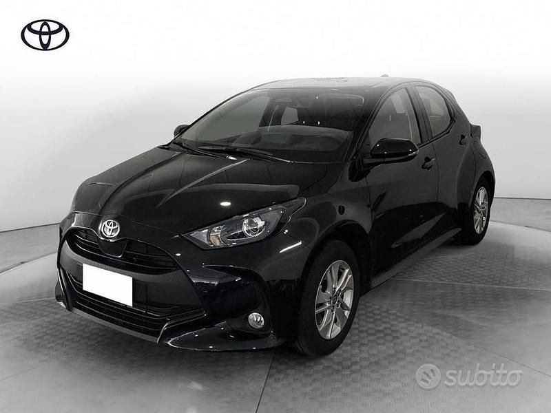 Usata Toyota Yaris Hybrid Lounge 116 CV (85 kW) 2022 Black met Berlina
