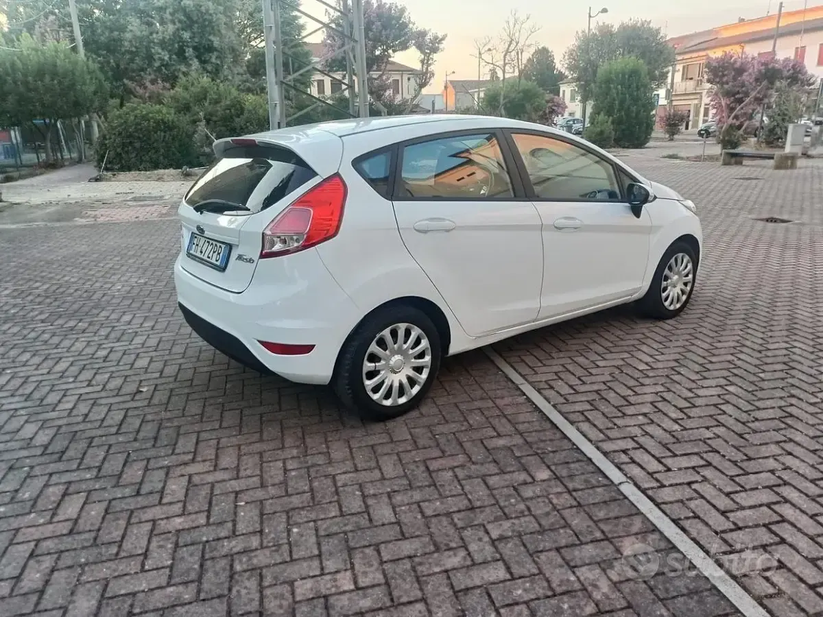 Usata Ford Fiesta Business Edition 75 CV (55 kW) 2016 Bianco Utilitaria