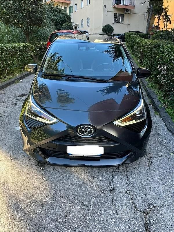 Grigio Usata 2020 Toyota Aygo X-play Due volumi | 12.000 € (Buon prezzo) - Immagine 1/4