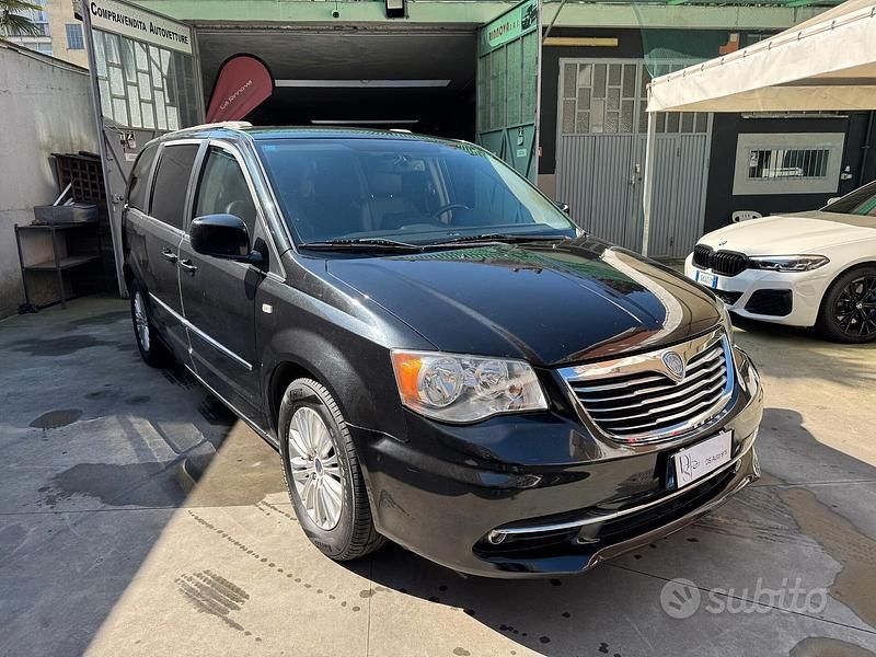 Usata Lancia Voyager Platinum 163 CV (119 kW) 2012 Nero Monovolume