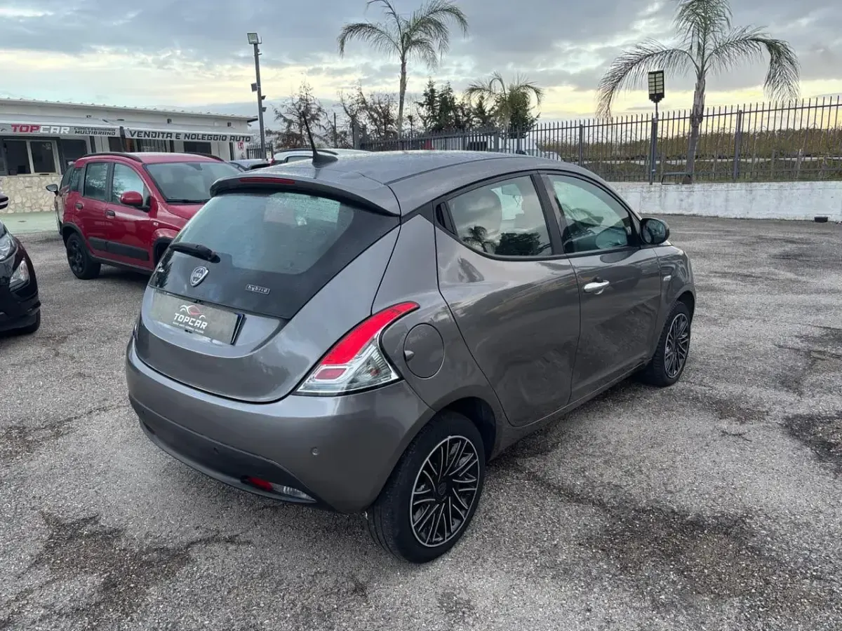 Usata Lancia Ypsilon Gold 69 CV (50 kW) 2022 Grigio Utilitaria