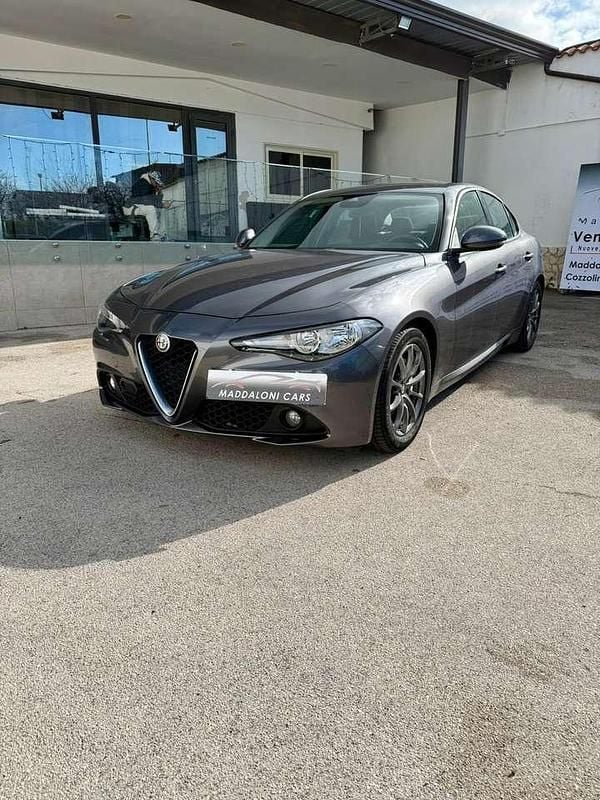 Usata Alfa Romeo Giulia Super 150 CV (110 kW) 2016 Grigio Berlina