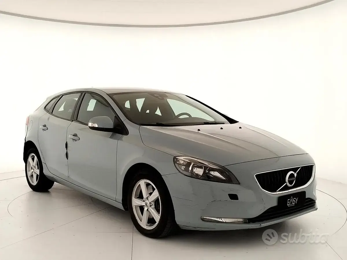 Usata Volvo V40 Business Edition 120 CV (88 kW) 2017 Bluazzurro Berlina