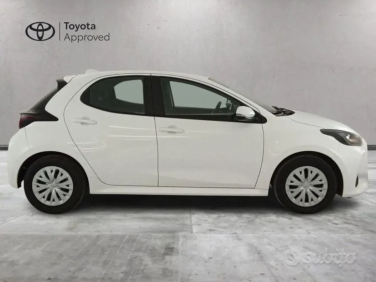 Usata Toyota Yaris Hybrid Active 92 CV (67 kW) 2023 Bianco Berlina