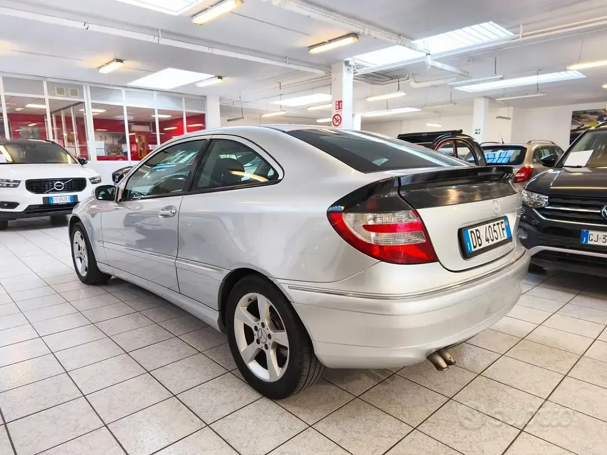 Usata Mercedes C220 Elegance 150 CV (110 kW) 2006 Grigio Coupé