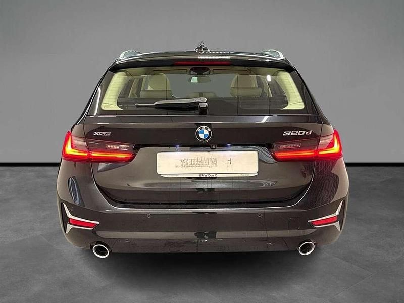 Usata BMW 320 Luxury Line 190 CV (139 kW) 2020 Black sapphire metallizzato Station wagon