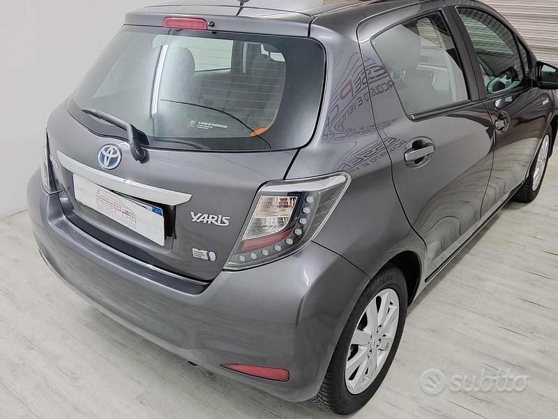 Usata Toyota Yaris Hybrid Lounge 75 CV (55 kW) 2013 Grigio Berlina