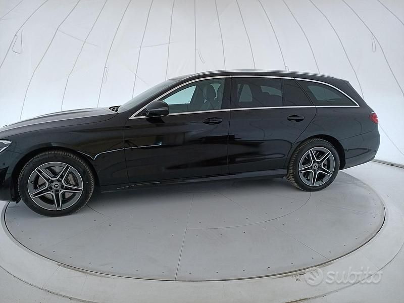 Usado Mercedes 300 Premium 194 CV (142 kW) 2024 Negro Familiar