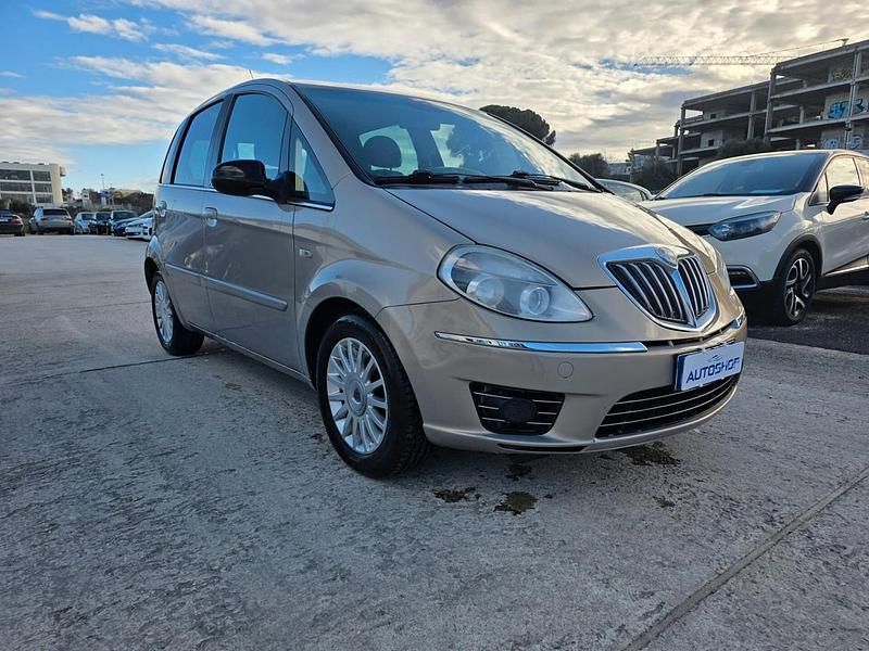 Usata Lancia Musa 95 CV (69 kW) 2011 Beige Monovolume