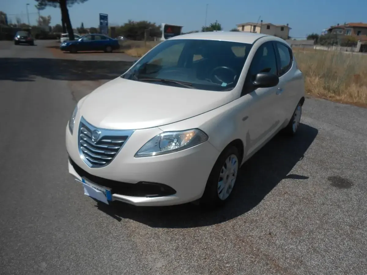 Usata Lancia Ypsilon Silver 95 CV (69 kW) 2014 Bianco Utilitaria