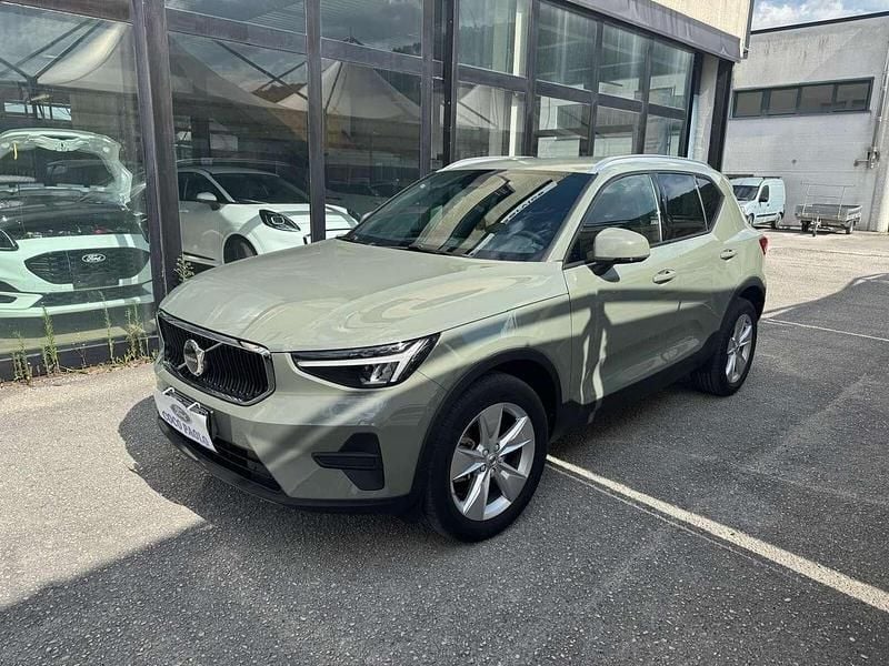 Verde Usata 2023 Volvo XC40 Core SUV | 31.800 € (Buon prezzo) - Immagine 1/4