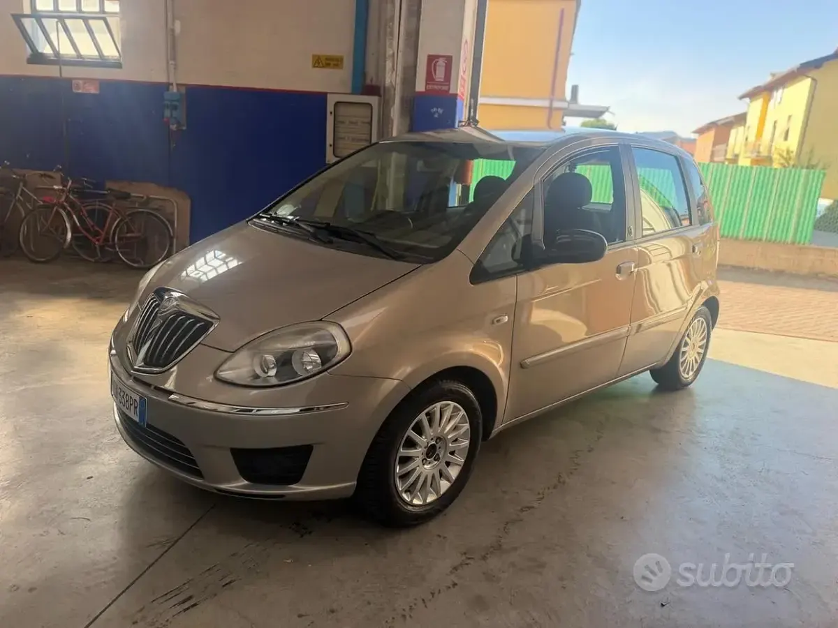 Usata Lancia Musa Platinum 77 CV (56 kW) 2012 Marrone Monovolume