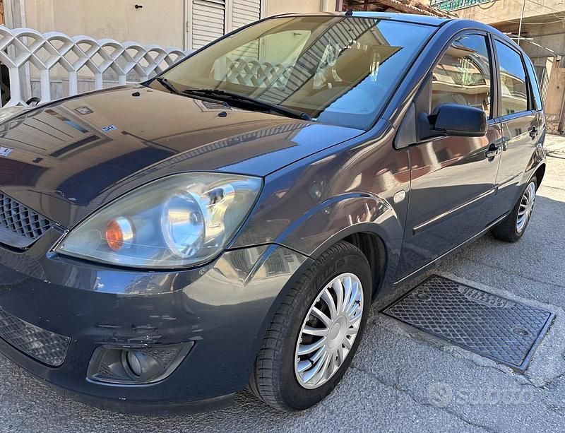 Usata Ford Fiesta 73 CV (53 kW) 2007 Grigio Utilitaria