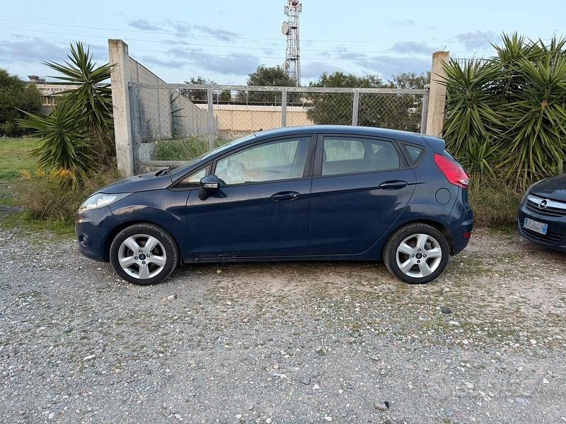 Usata Ford Fiesta Titanium 68 CV (50 kW) 2009 Blu Utilitaria