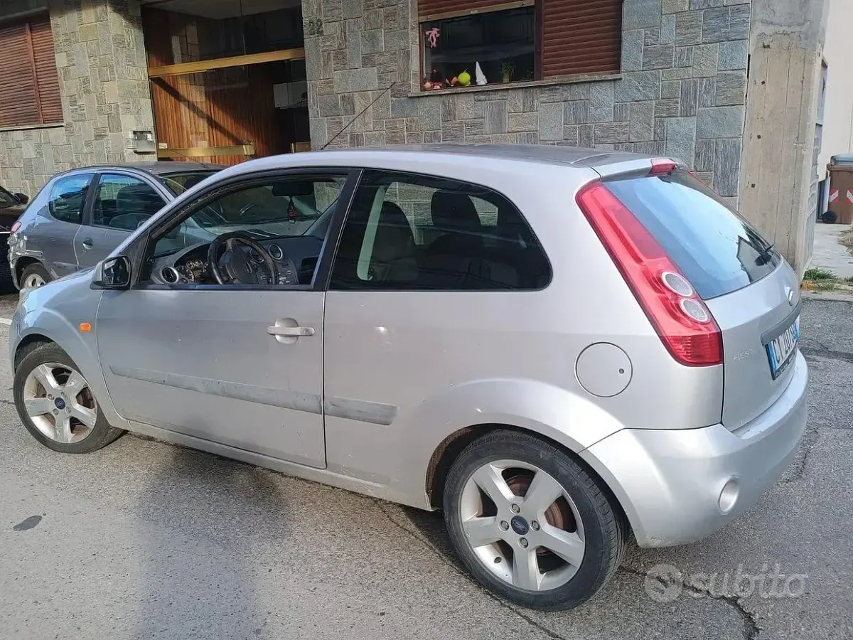 Usata Ford Fiesta 75 CV (55 kW) 2006 Grigio Utilitaria