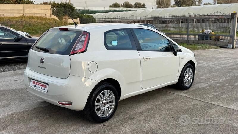 Usata Fiat Punto Easy 77 CV (56 kW) 2012 Bianco Utilitaria