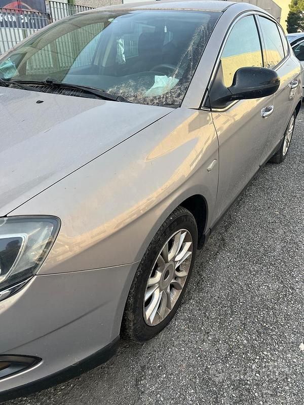 Usata Lancia Delta S 120 CV (88 kW) 2010 Marrone Utilitaria