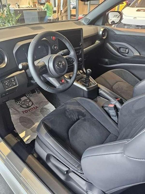 Nuova Toyota Yaris 280 CV (205 kW) 2026 Grigio Berlina