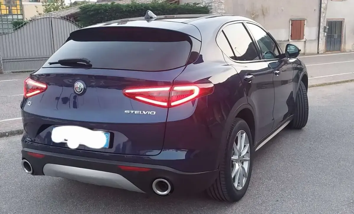 Usata Alfa Romeo Stelvio Executive 209 CV (153 kW) 2017 Blu/azzurro SUV