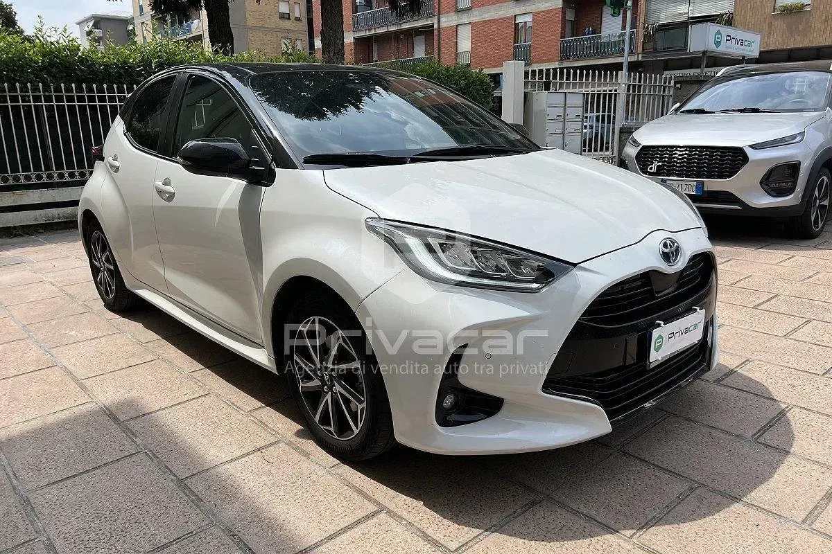 Usata Toyota Yaris Hybrid Lounge 92 CV (67 kW) 2022 Bianco Berlina