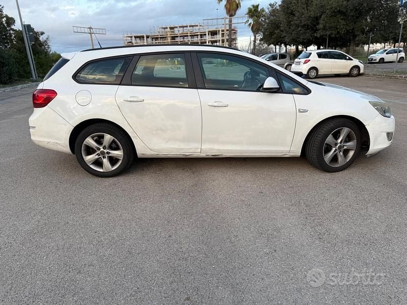 Usata Opel Astra Cosmo 110 CV (80 kW) 2011 Bianco Station wagon